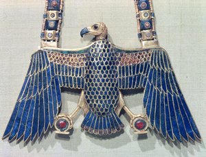 Halsband med gamhänge, från Tutankhamons grav (ca 1370-52 f.Kr.) New Kingdom (guld täckt med lapis lazuli och cornelian)